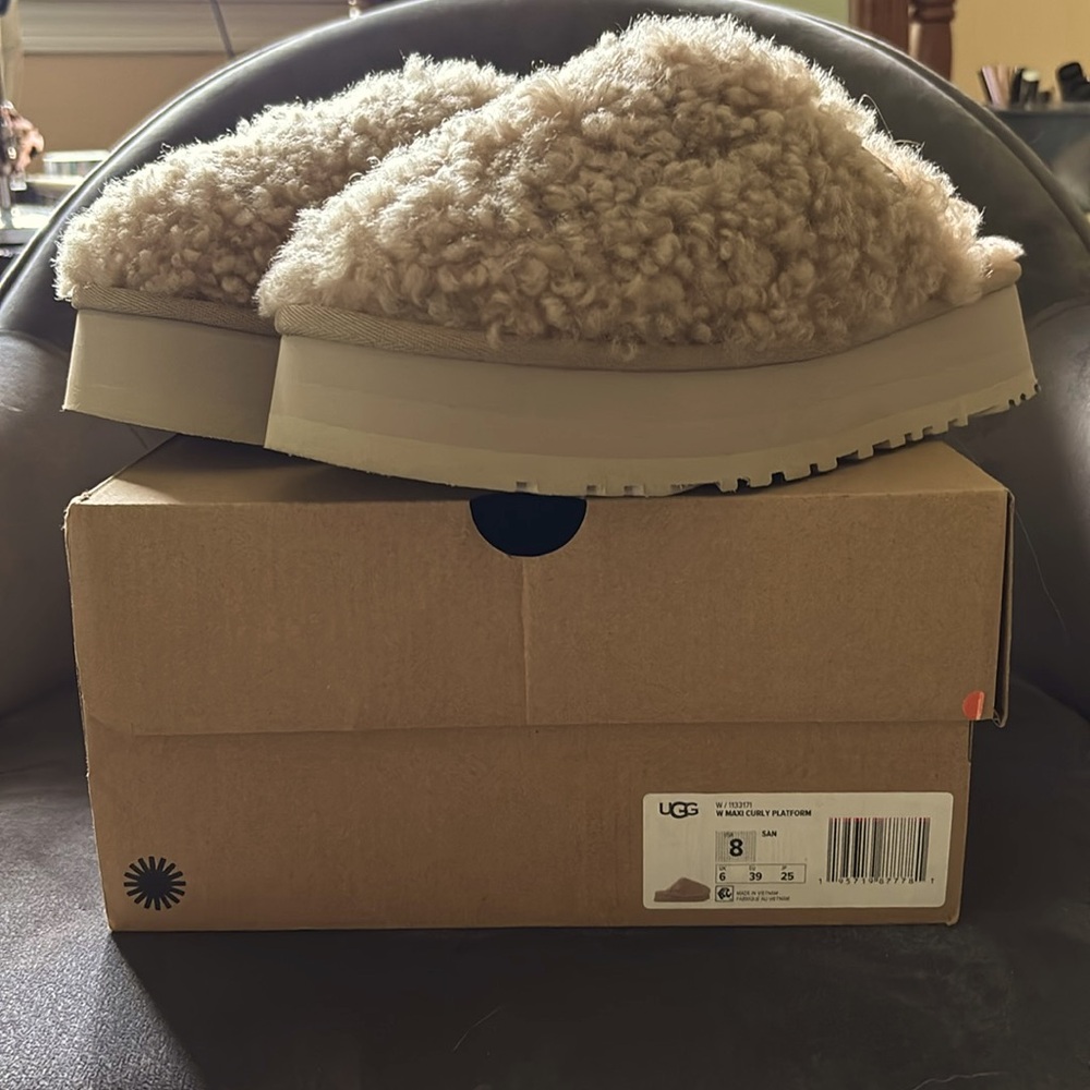 Size 8 Ugg Platform Maxi Curly Slide.